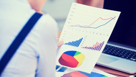 orang membaca grafik dan diagram