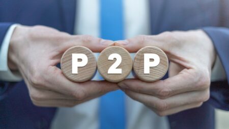 orang membawa logo P2P lending