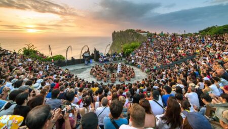 wisatawan menonton tari kecak di bali