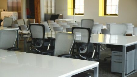 kursi dan meja kantor