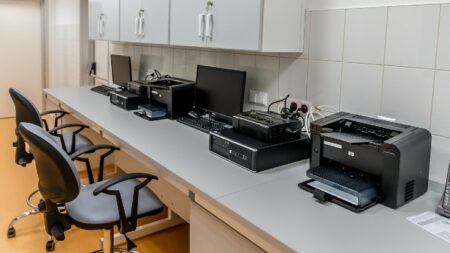 deretan printer di atas meja
