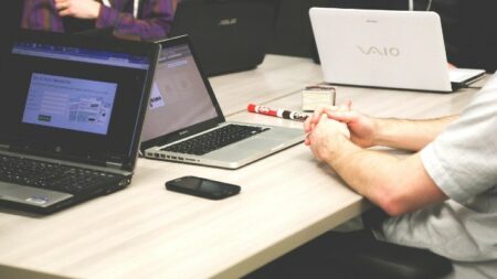 meja kantor dengan laptop di atasnya