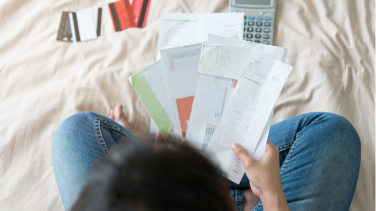 Daftar utang seringkali membuat finansial berantakan (Shutterstock).