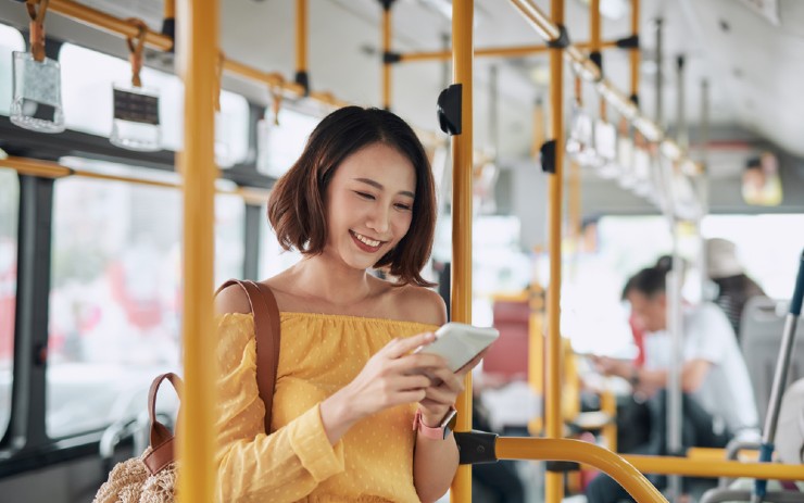 seorang wanita di atas busway