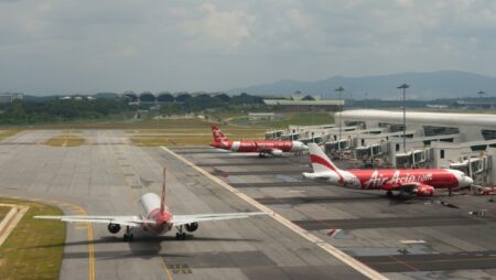 pesawat airasia parkir di bandara