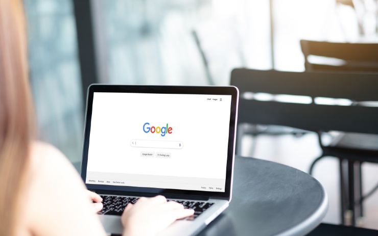 seseorang melihat google