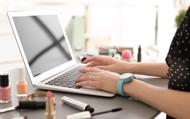 seorang wanita mengetik laptop