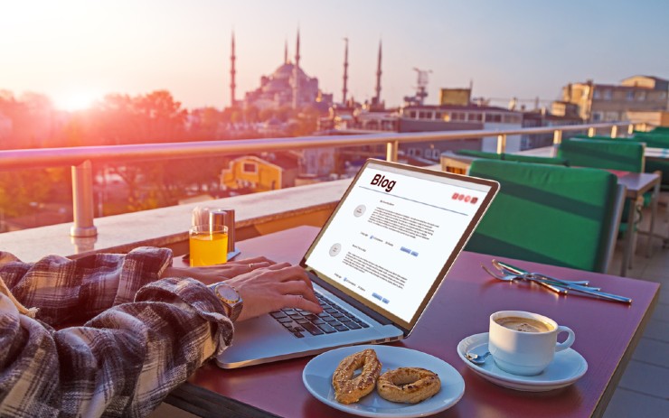 seseorang mengetik di laptop