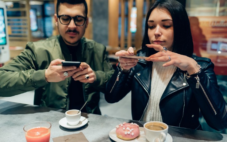 dua orang sedang memfoto produk