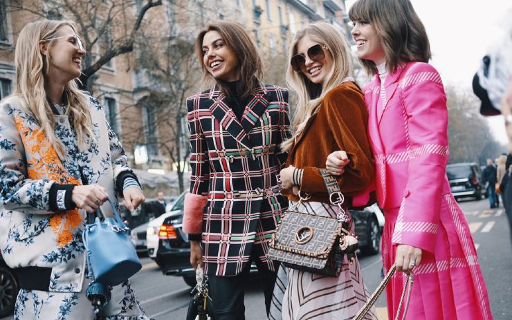 beberapa fashionista perempuan sedang berkmpul
