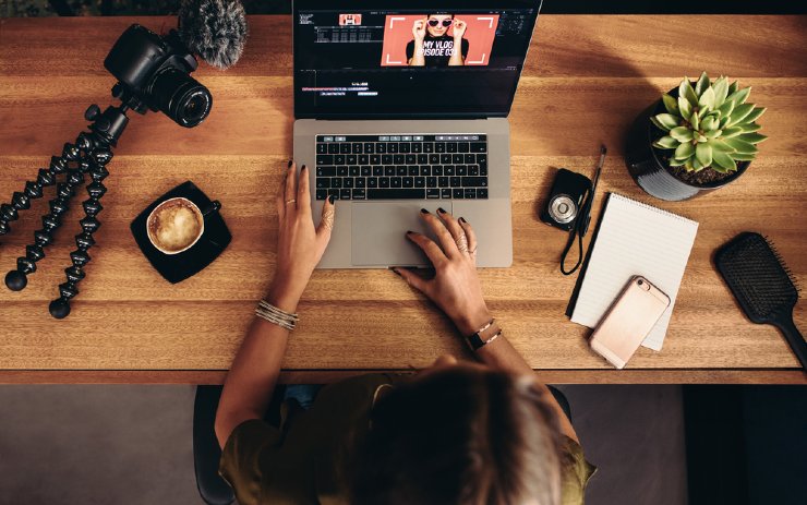 seorang perempuan mengetik laptop