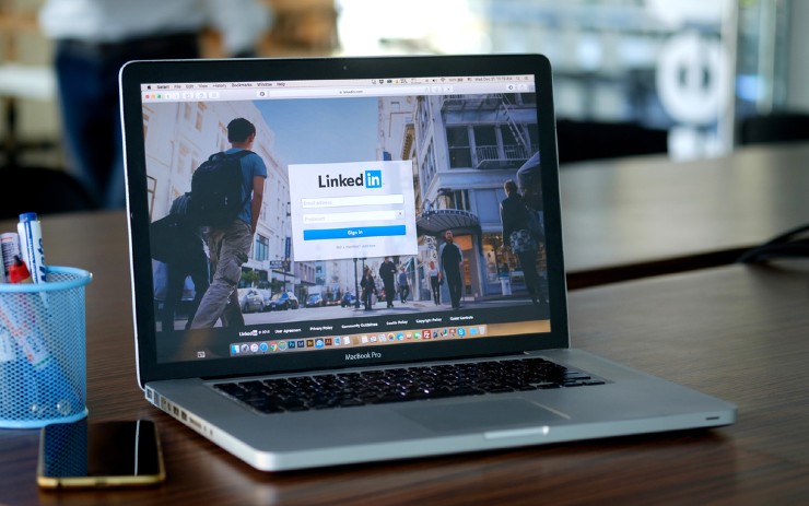 halaman pencarian kerja LinkedIn di laptop