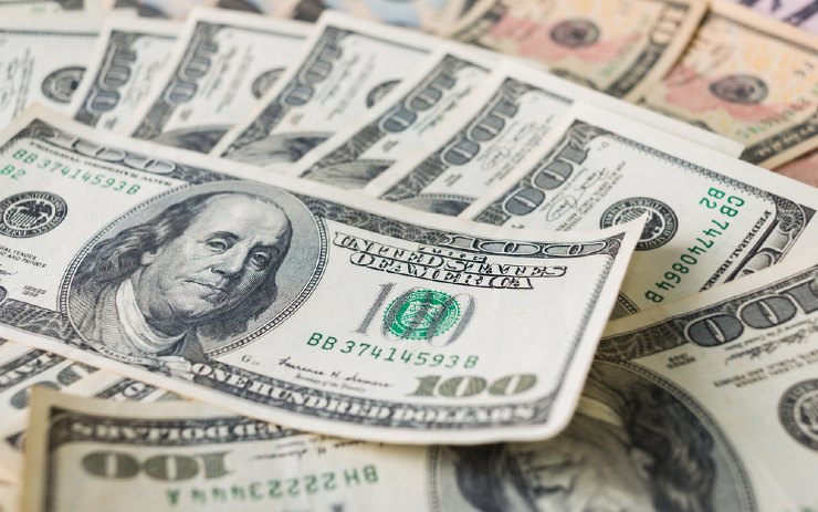 beberapa lembar uang dolar