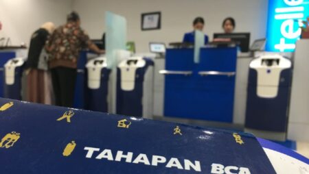buku tabungan tahapan bca dengan background teller