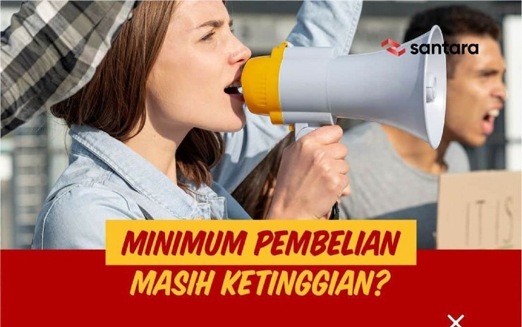 perempuan sedang memakai toa sambil woro-woro
