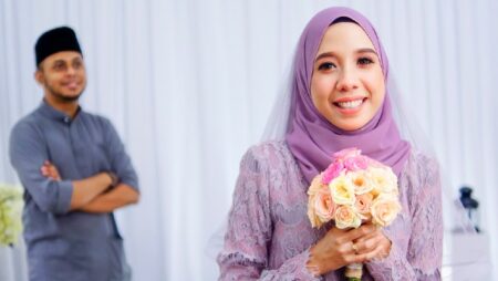 calon mempelai wanita dengan latar belakang calon mempelai pria
