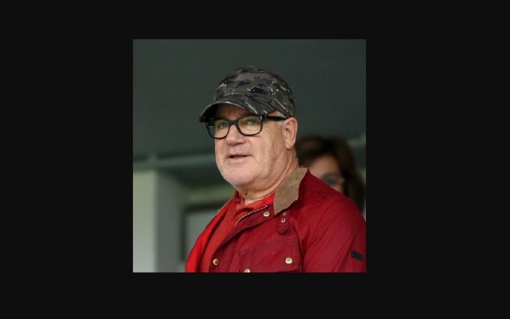 seorang pria berkacamata dan memakai topi
