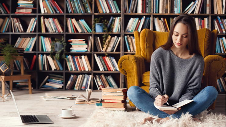 Wanita yang tengah asyik di perpustakaan (Shutterstock)