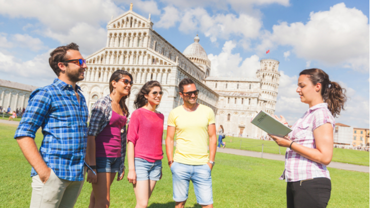 Para wisatawan bersama tour guide sedang berkeliling (Shutterstock).