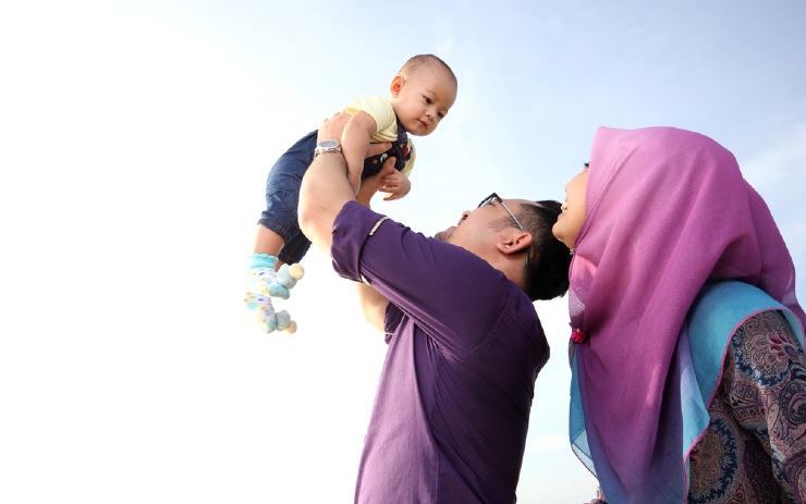 keluarga kecil terdiri dari sepasang suami istri dan anak mereka