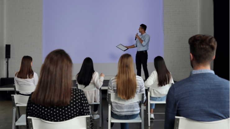 Dosen tengah mengajar mahasiswa (Shutterstock).