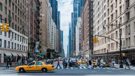 pemandangan persimpangan jalan di manhattan