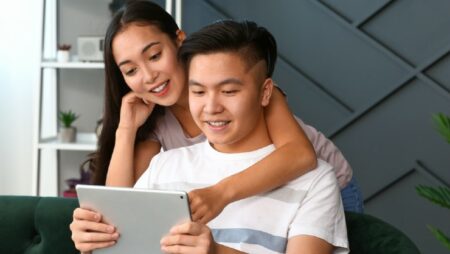 pasangan muda melihat tablet