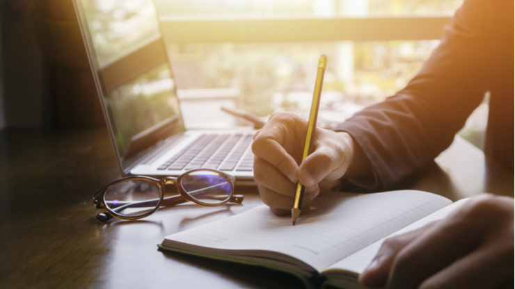 Copywriter merupakan sebutan untuk mereka yang bekerja menulis konten kreatif (Shutterstock).