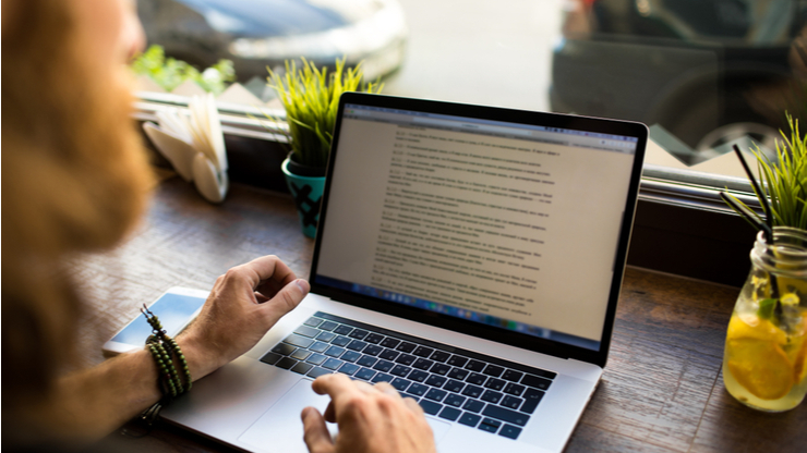 Penulis konten bertugas membuat artikel perusahaan (Shutterstock).