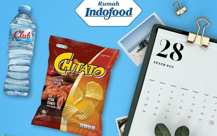 Sebungkus camilan dan kalendar serta air mineral