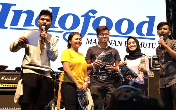Para pengisi acara sedang berada di atas panggung