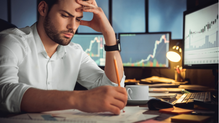 Seorang pria tengah belajar investasi (Shutterstock).