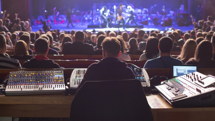 Teknisi sound system (Shutterstock).
