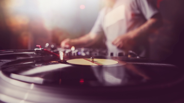 Disk Jockey (Shutterstock).