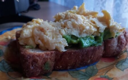 roti goreng di atasnya dikasih alpukat dan telur urak arik