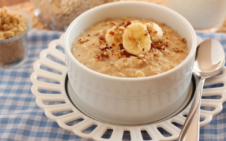 Semangkuk oatmeal dan pisang tumbuk