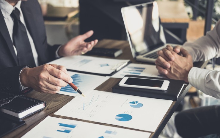 dua orang sedang membahas investasi