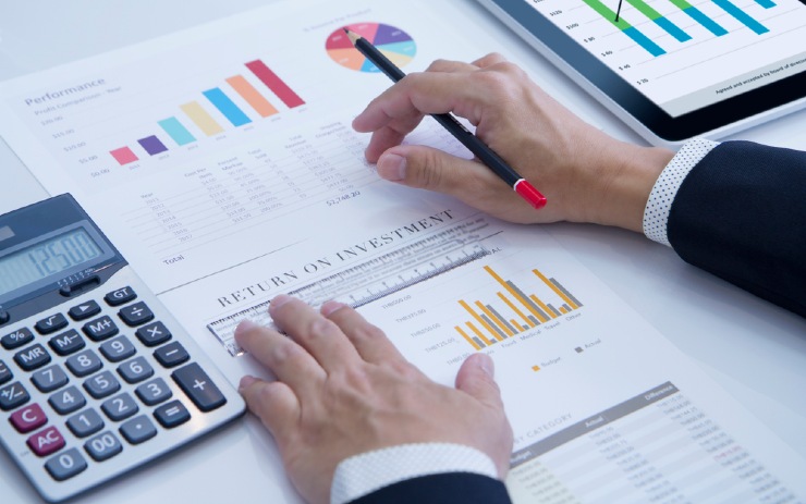seorang pria sedang hitung-hitungan investasi