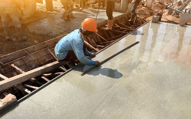 tukang bangunan lagi bekerja