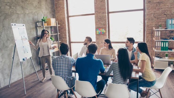 Meeting dengan tim (Shutterstock).