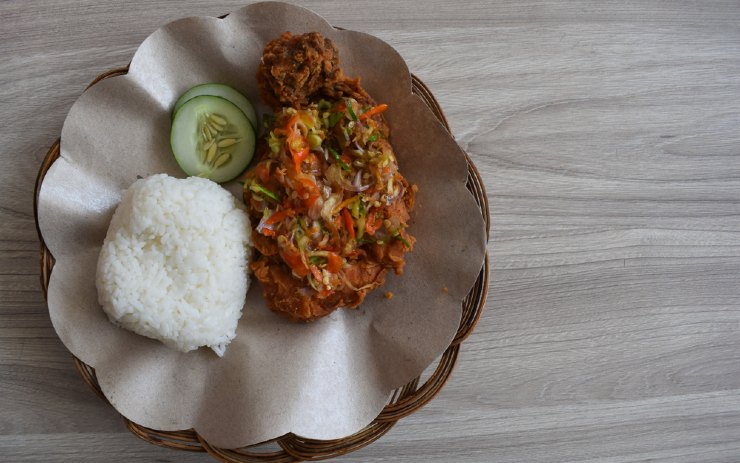 hidangan ayam geprek lengkap dengan nasi putih