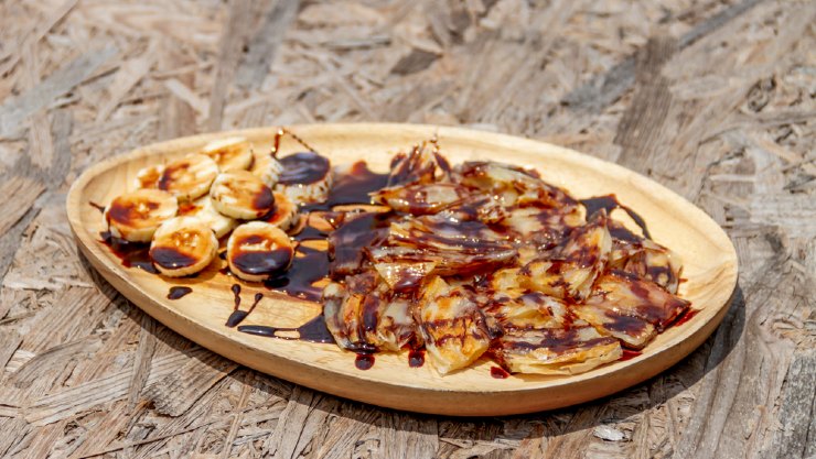 Pisang goreng dengan toping gula merah (Shutterstock).