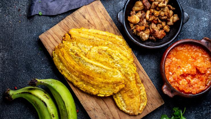 Pisang goreng dengan aneka toping (Shutterstock).