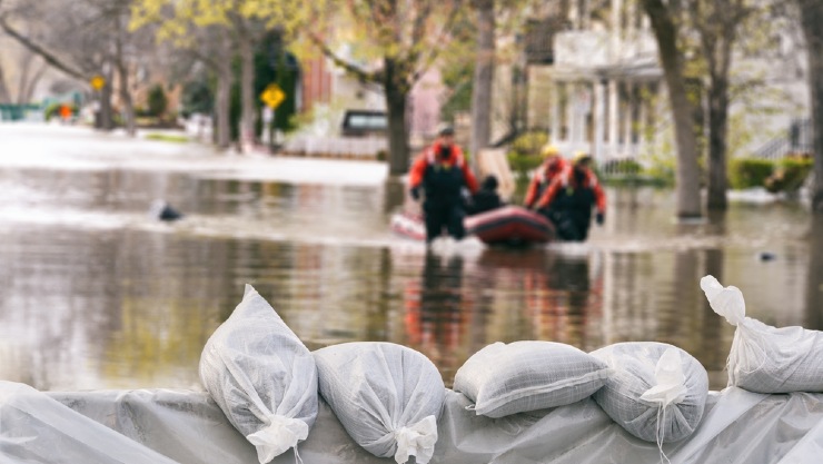 Banjir terjadi di kawasan perumahan (Shutterstock).