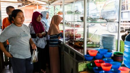 warung makan lengkap dengan etalase makanan
