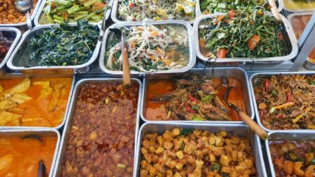 beragam lauk pauk dan sayur di piring saji