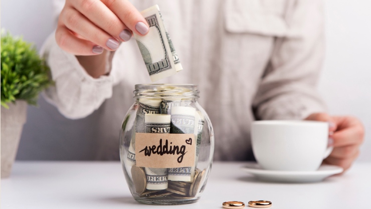 Sisihkan gaji untuk menabung pernikahan (Shutterstock).