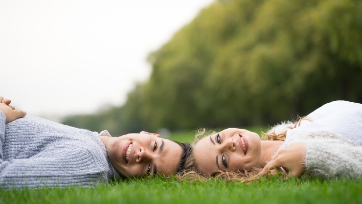 Pre wedding dengan tema piknik lebih hemat (Shutterstock).