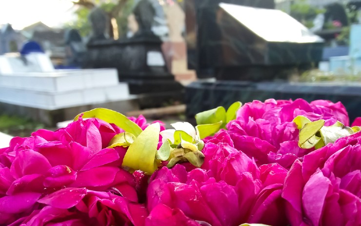 beberapa makam di pemakaman