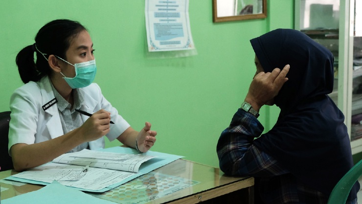 Pasien sedang konsultasi (Shutterstock).